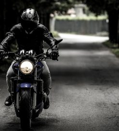 Choisir le bon équipement moto pour rouler en toute sécurité
